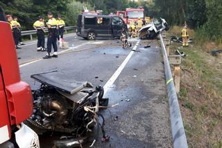 Cuatro jóvenes muertos y dos heridos graves en un choque frontal en Vidreres