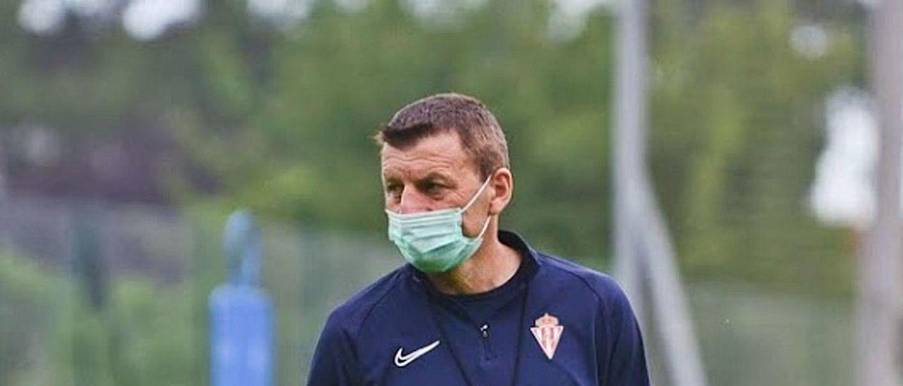 Djukic, durante un entrenamiento del Sporting.