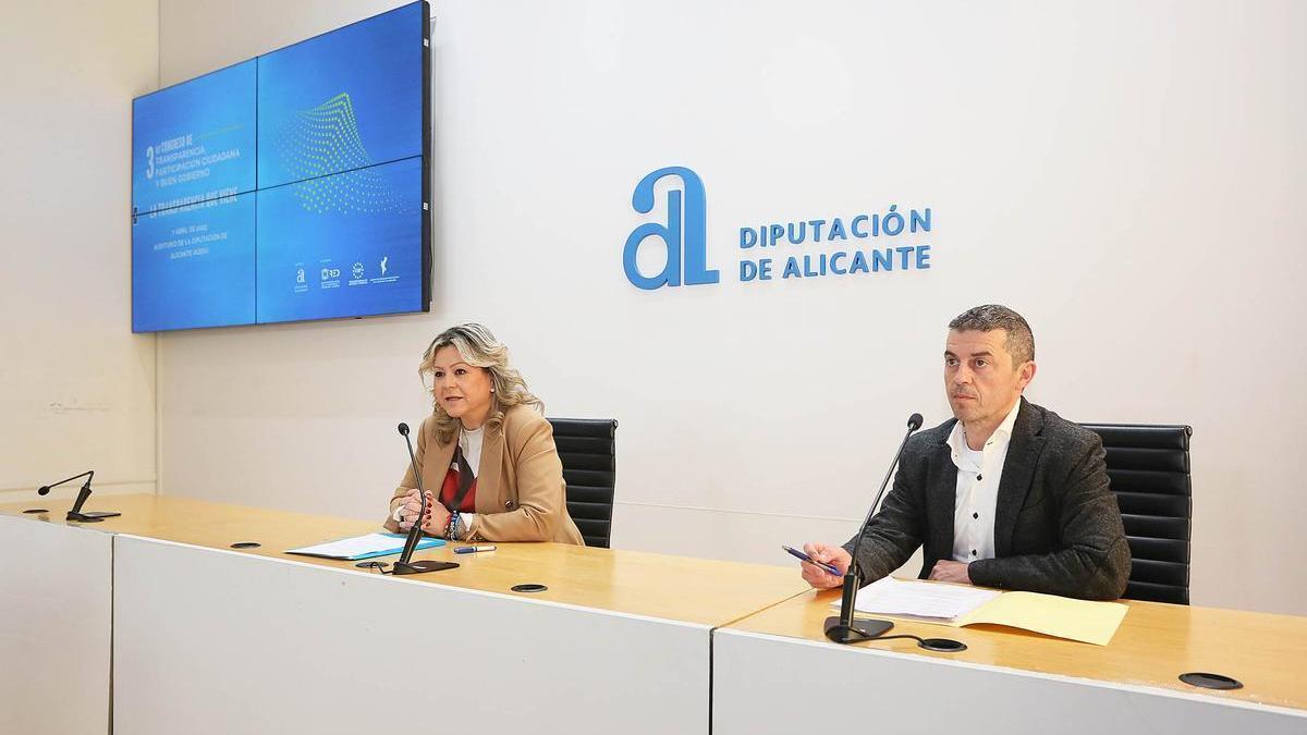 La diputada Cristina García Garri y el jefe de servicio de Transparencia de la Diputación, Toni Canet, presentan el III Congreso de Transparencia