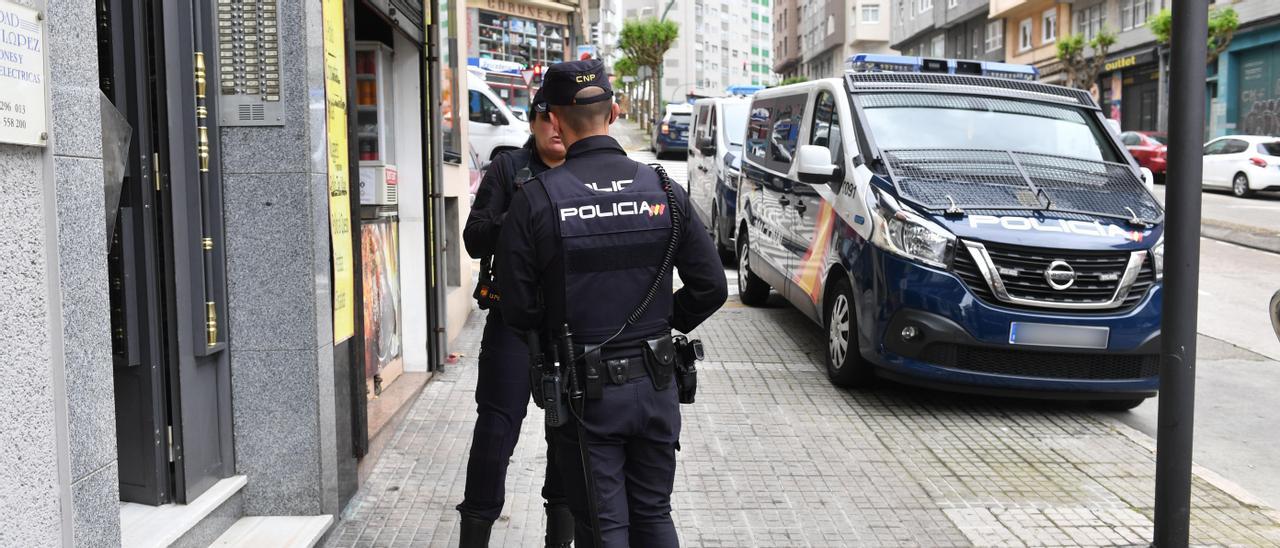 Agentes de la Policía Nacional en una redada contra el tráfico de drogas en A Coruña.