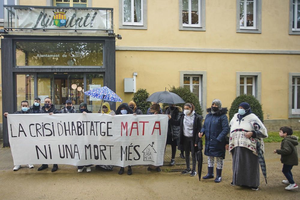 Concentració a Salt en suport a les víctimes de l'incendi de Cassà de la Selva