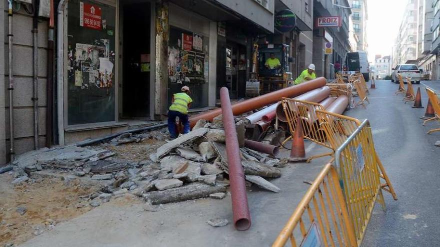 Los trabajos de reforma comenzaron ayer en la calle Javier Puig. // Rafa Vázquez