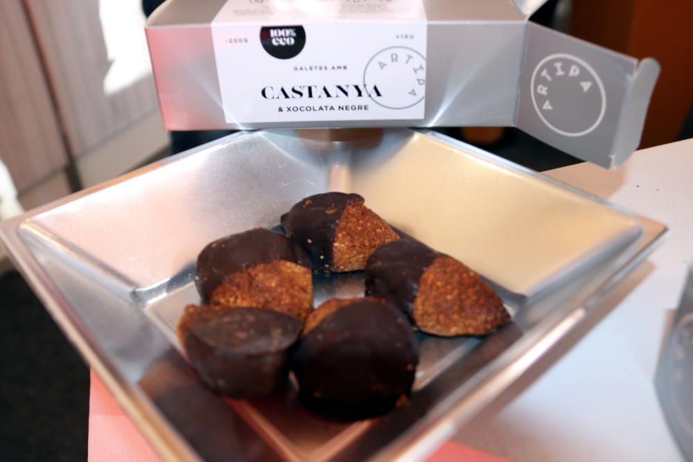 Una safata amb galetes de xocolata negra i castanya a l'estand d'Artipà