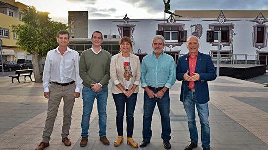 A la izquierda, Santiago Rodríguez, Marcos Rufo, Dunia González, Antonio Ordóñez y Julio Ojeda, delante del Ateneo Municipal de Vecindario.