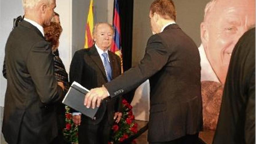 Josep Lluís Nuñez visita el memorial dedicat a Johan Cruyff