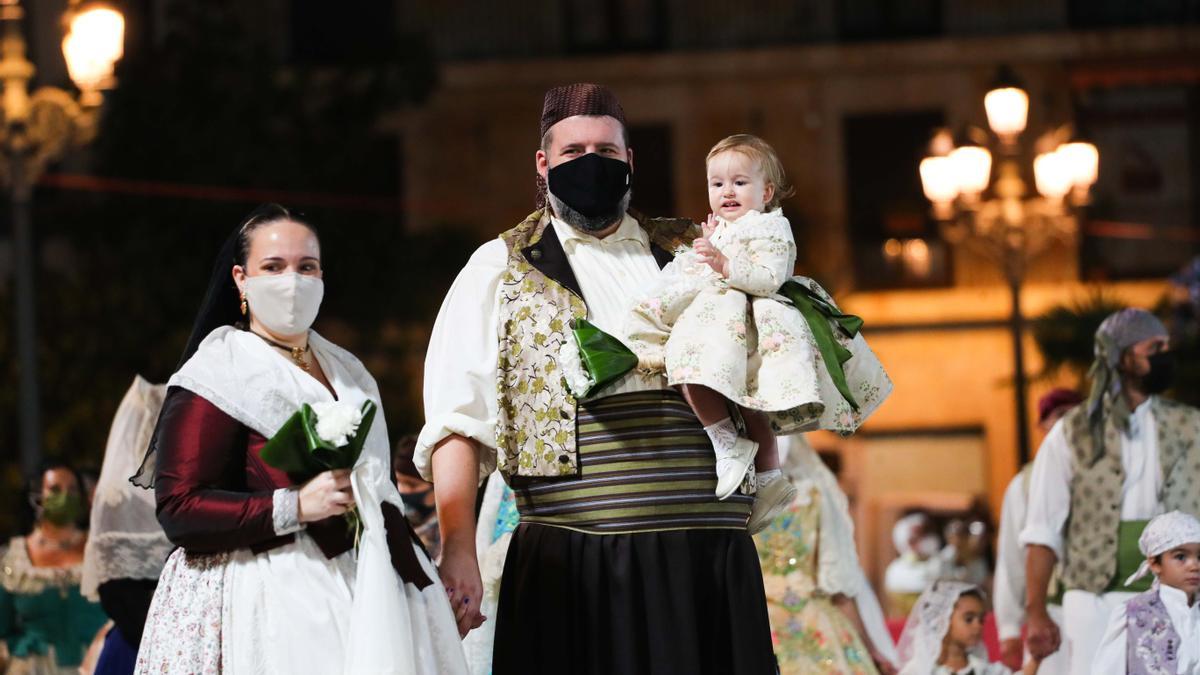 Búscate en el primer día de la ofrenda por la Calle Caballeros de las 21:00 a las 22:00