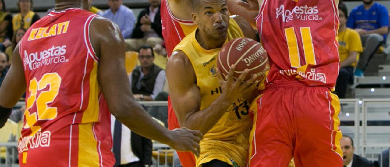 Eulis Báez intenta mirar al aro entre una maraña de jugadores del UCAM Murcia en el partido de ayer.