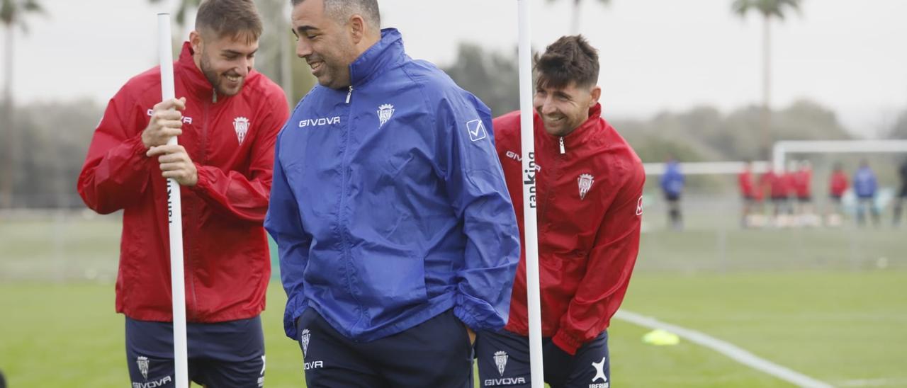 Germán Crespo ríe junto a Antonio Casas y Javi Flores, durante la sesión del Córdoba CF en la Ciudad Deportiva, este miércoles.