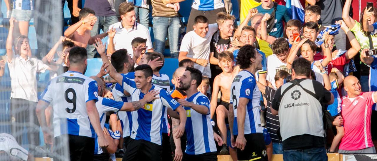 El Hércules celebra uno de los goles ante el Logroñés.