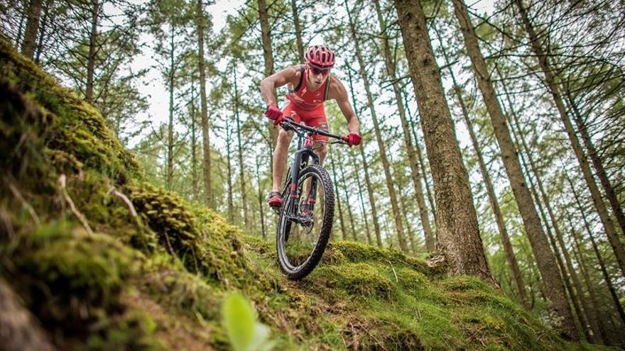 El triatleta rinconero Rubén Ruzafa volvió ayer a hacer historia en el Mundial Xterra, con su quinto podio consecutivo en Maui.