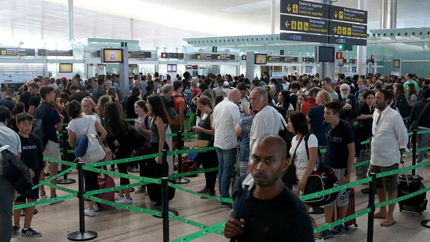 Imatge de cues registrades en els controls de seguretat de l&#039;aeroport del Prat.