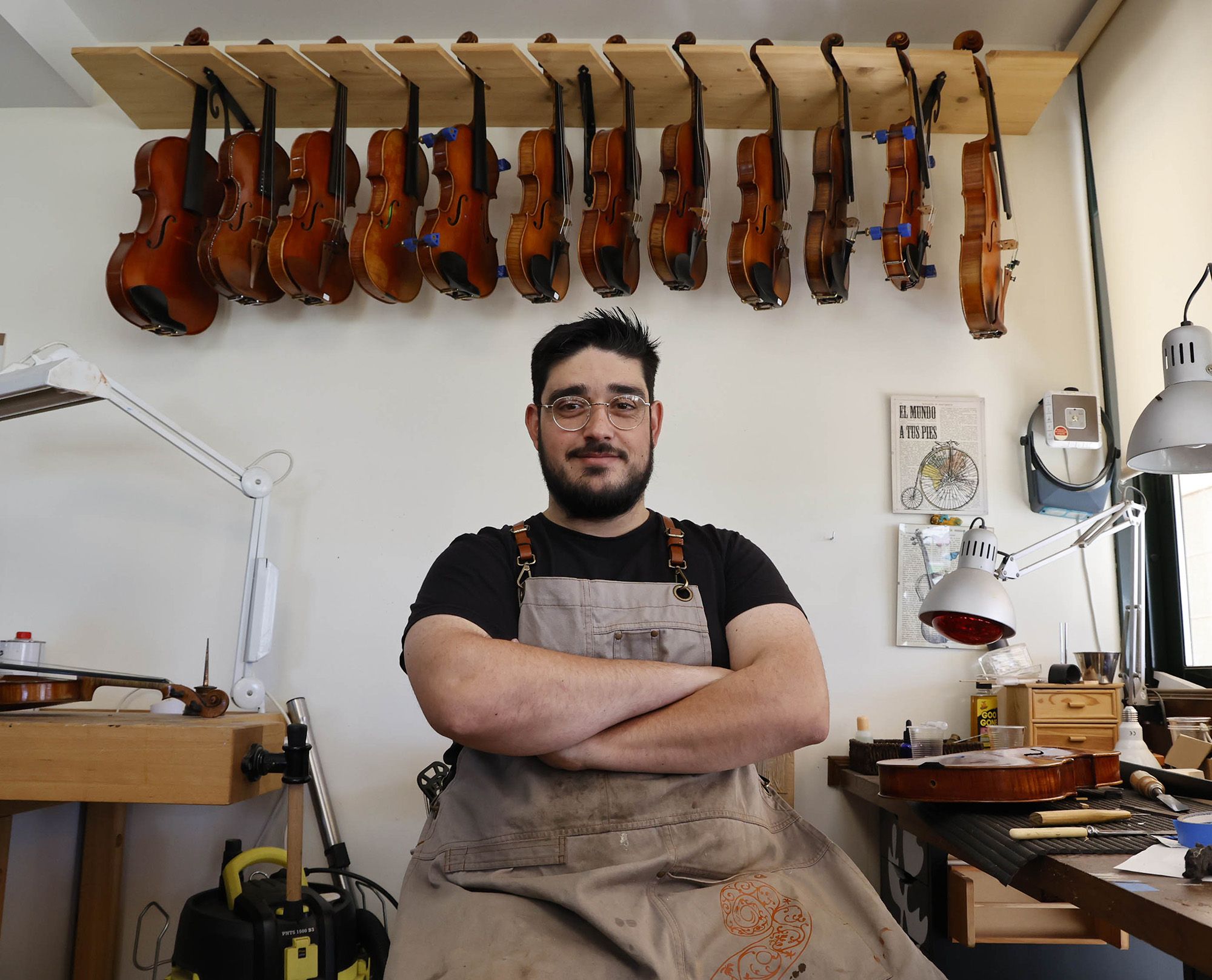 Anxo se dedica a construir, reparar y mantener violines, violas y violonchelos en su taller vigués