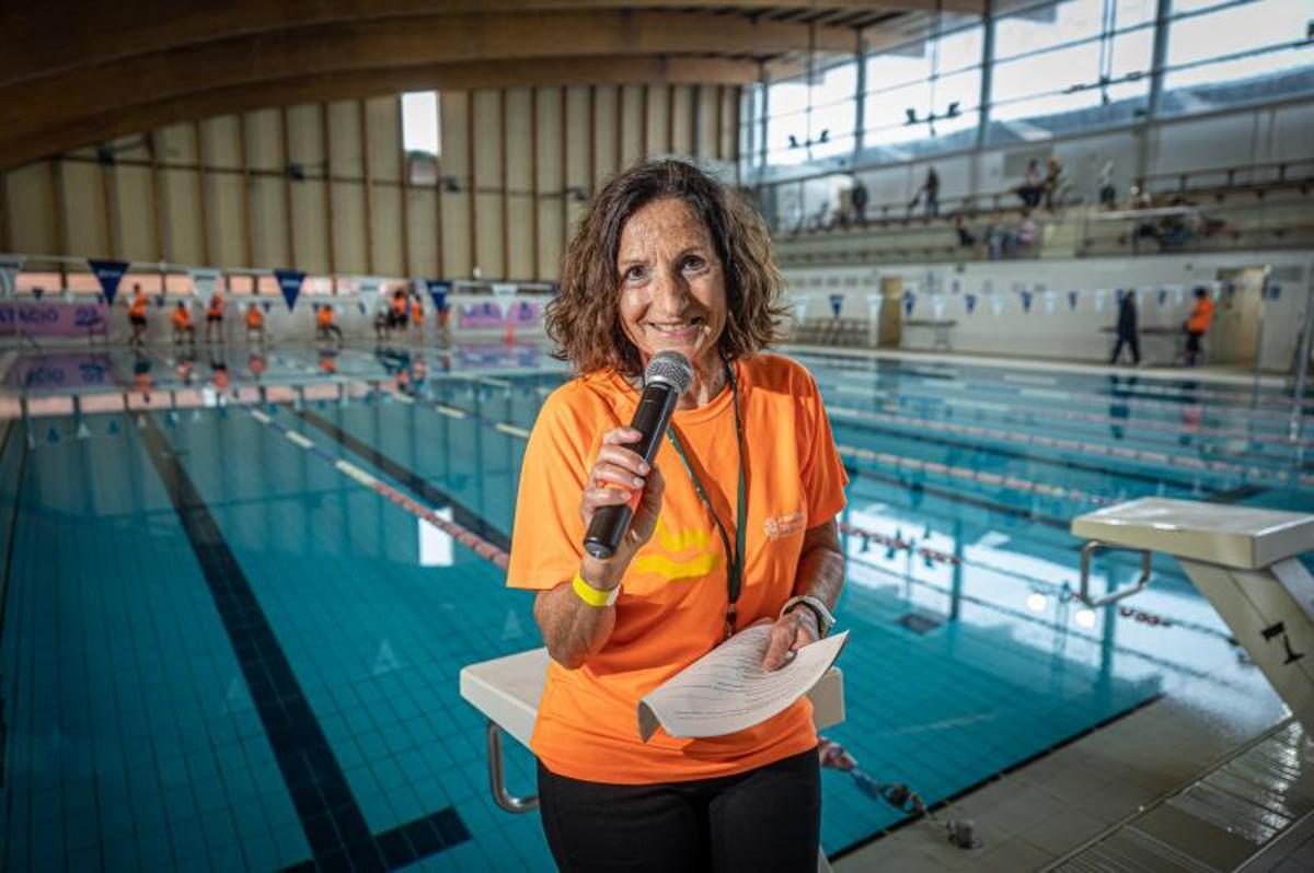 Retrato de Montse Cuevas, voluntaria de los Specials Olympics en Granollers del año 1994 y del 2023, en la megafonía de natación
