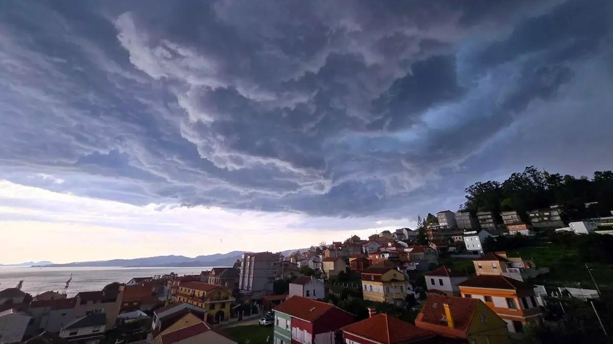 Así se oscureció el día este martes en Vigo, donde una fuerte tromba de agua con rayos y truenos descargó sobre la ciudad