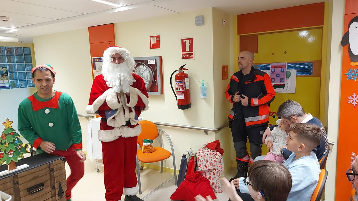 VÍDEO: Papá Noel llena de "magia e ilusión" el Hospital de Cabueñes de Gijón
