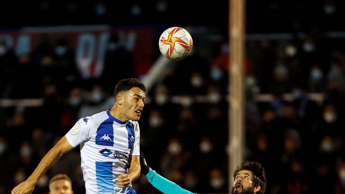 Una acción del Alcoyano-Madrid, anoche en El Collao. |  // EFE