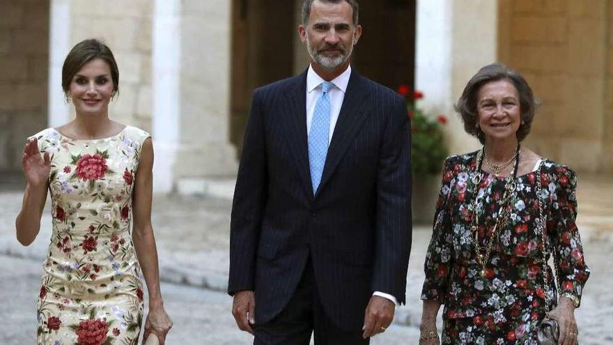 Felipe VI, doña Letizia y doña Sofía a su llegada a la recepción en el Palacio de la Almudaina.