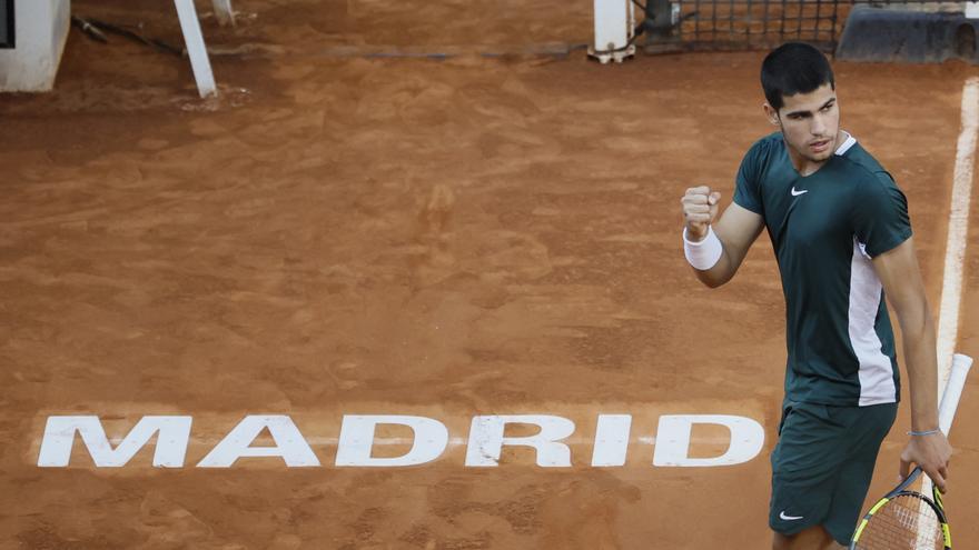 Carlos Alcaraz avasalla a Zverev para coronarse en Madrid