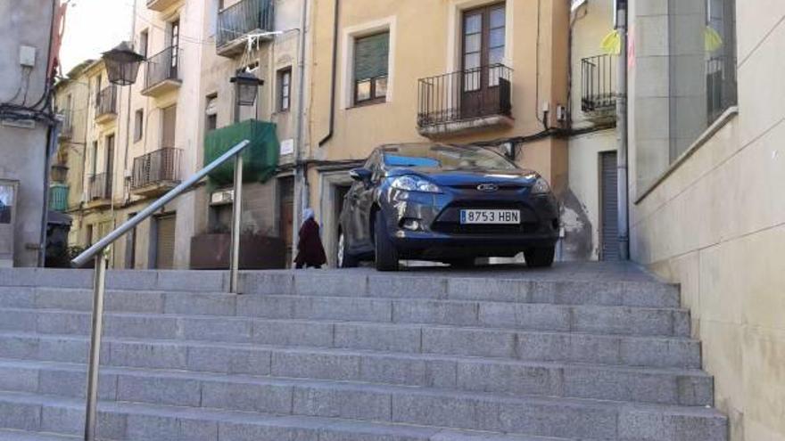 Un cotxe a punt d&#039;anar escales avall obstaculitza el pas