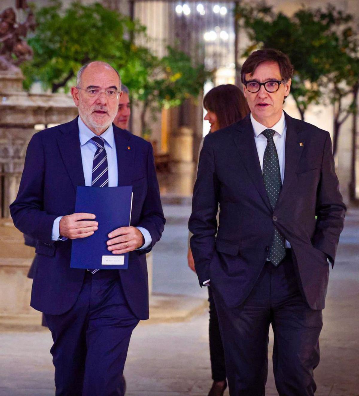 El conseller d’Unió Europea i Acció Exterior, Jaume Duch, i el president Salvador Illa, ahir al Palau de la Generalitat.  | JORDI BEDMAR PASCUAL