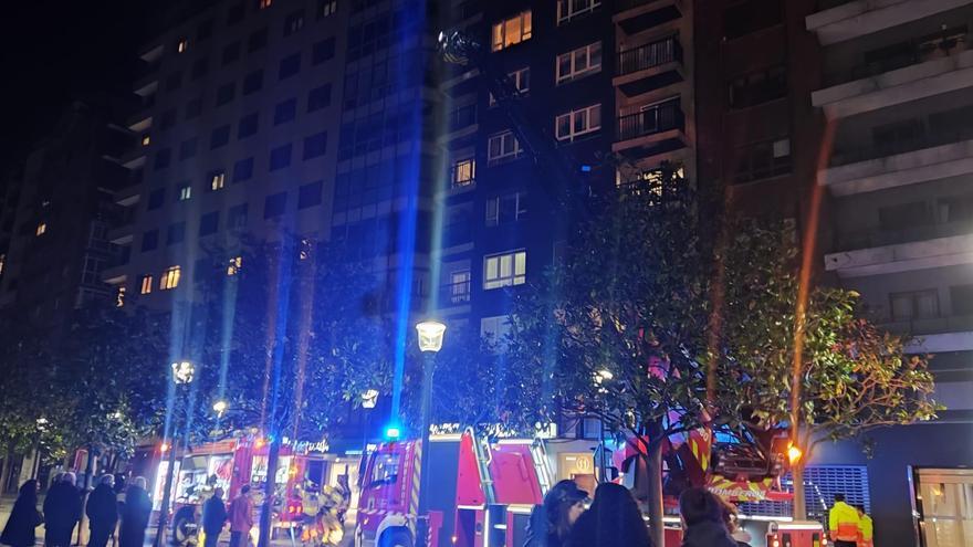 Alarma en pleno centro de Gijón por un incendio en un piso de la calle Langreo
