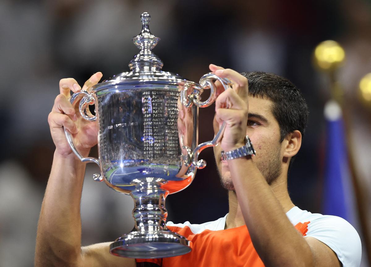 Alcaraz levanta la copa de campeón del US Open.