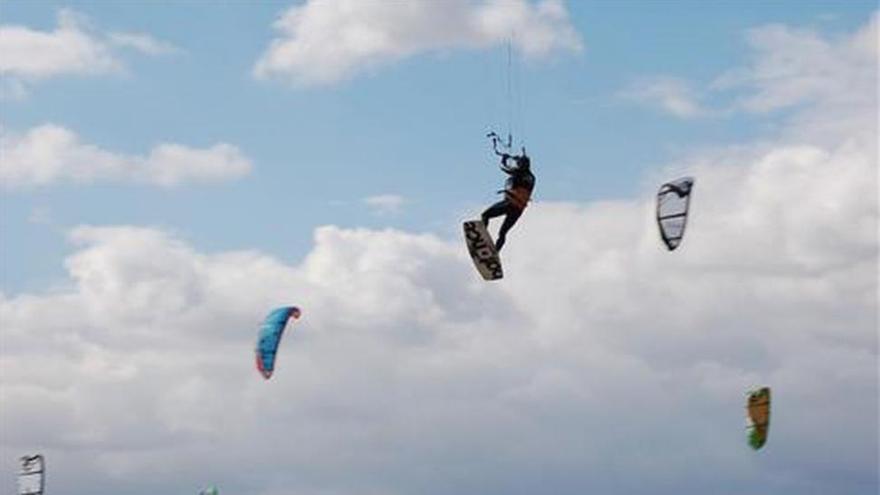 Socorren a un kitesurfista en las playas de Castellón