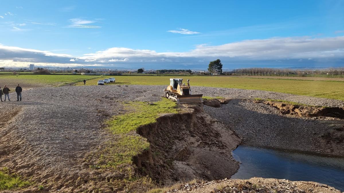 Reparación de la mota de La Almozara, la principal defensa de la ciudad ante el río.