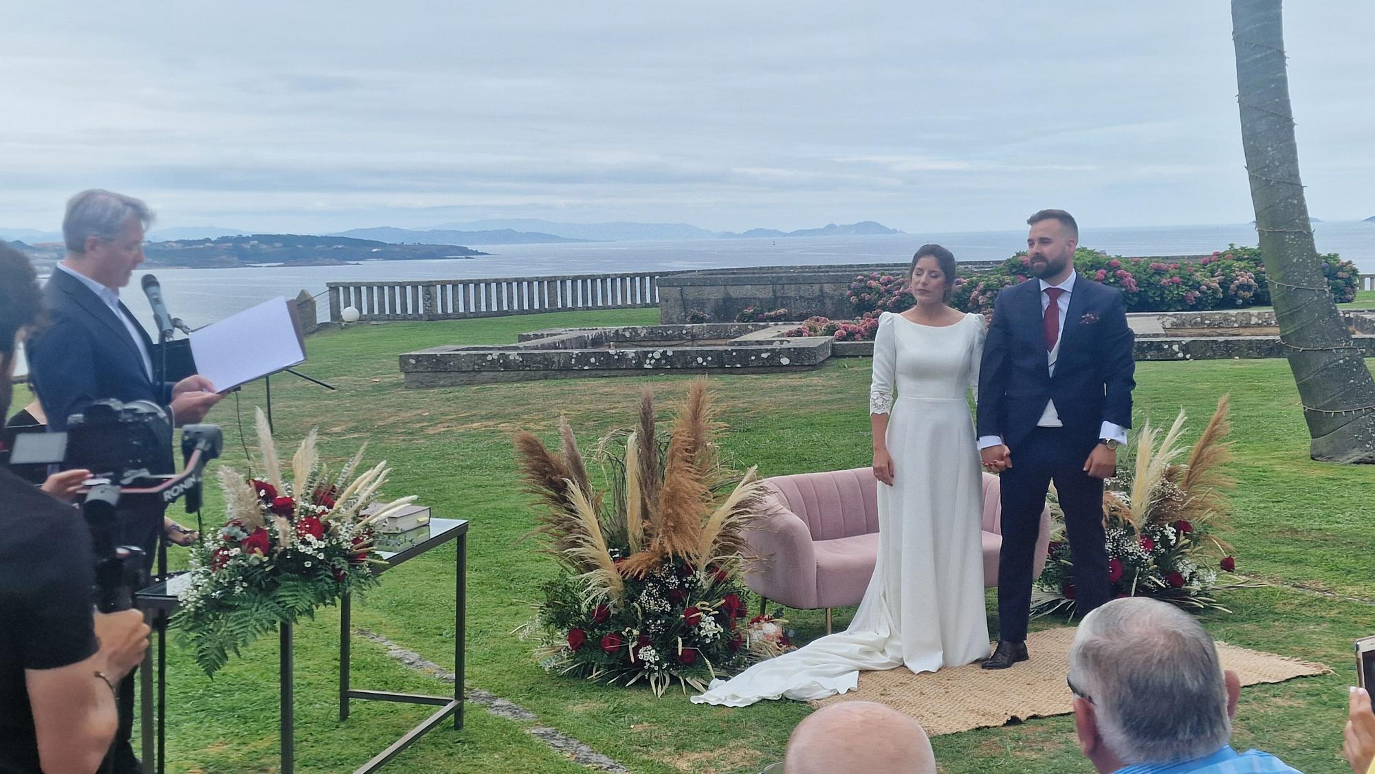 La boda de Serafín y Zaira en la finca La Atlántida, en el Concello de O Grove.