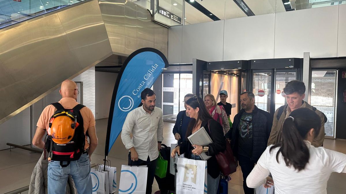 Llegada de los primeros viajeros al aeropuerto de la Región de Murcia en el vuelo procedente de Tenerife Norte.