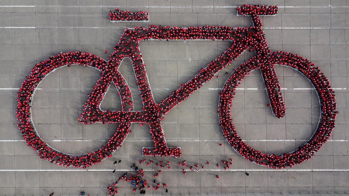 Chile forma la bicicleta humana más grande del mundo.