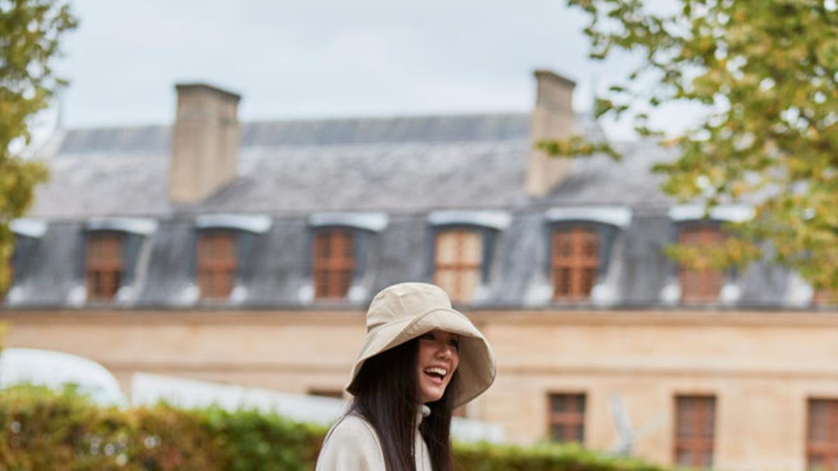 Look con medias negras visto en el 'street style' de París