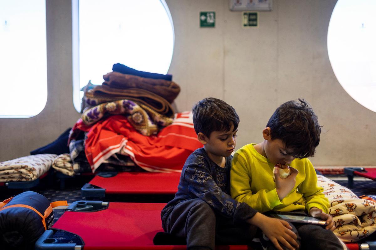 Supervivientes del terremoto descansan en un ferry convertido en un centro de salud improvisado en Iskenderun, provincia de Hatay, Turquía.