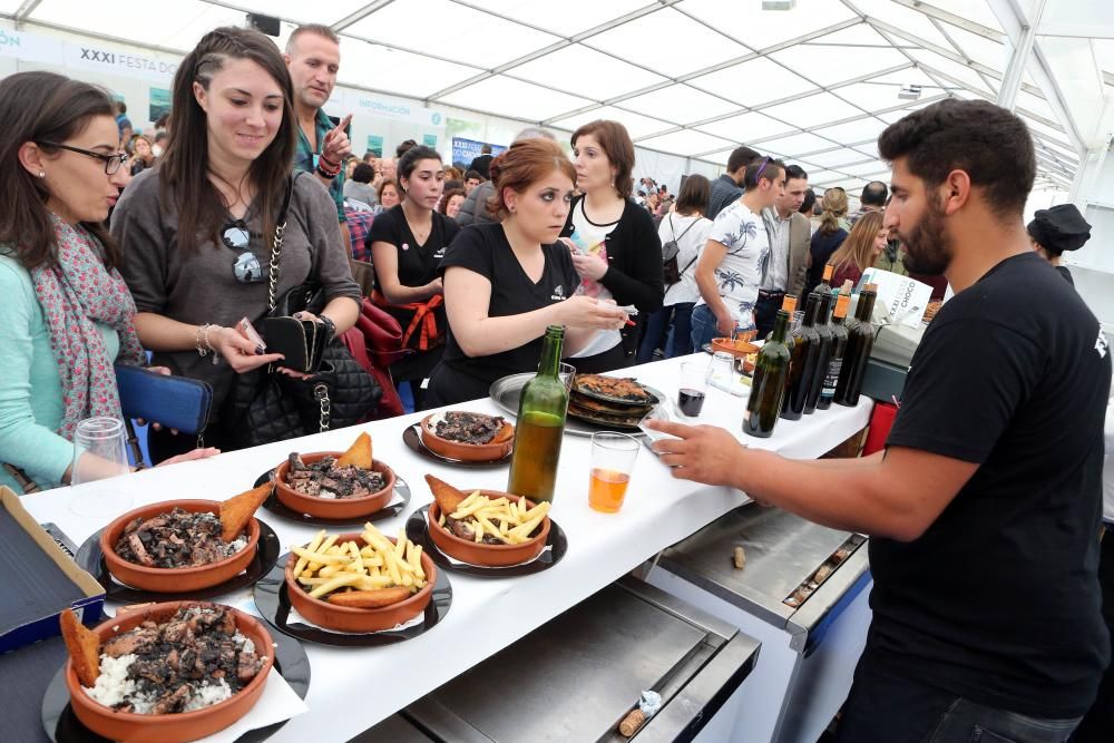 La cita gastronómica por excelencia de Redondela supera los 9.000 kilos de cefalópodo vendidos y rompe la barrera de las 30.000 personas bajo la carpa