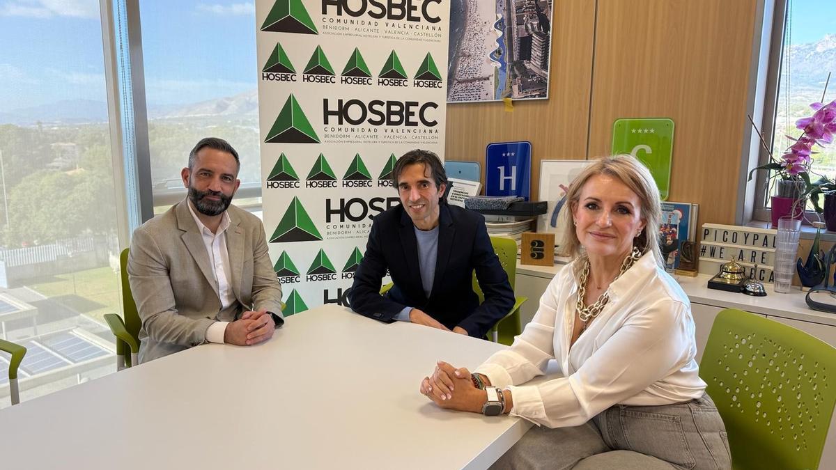 Daniel Compaño y Alberto Manchado, de Recursos en la Red, junto a la secretaria general de Hosbec, Nuria Montes.