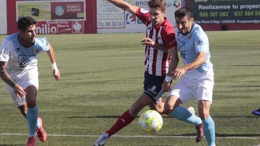 Dos jugadores pelean por un balón en el partido jugado en Cangas. // Santos Alvarez