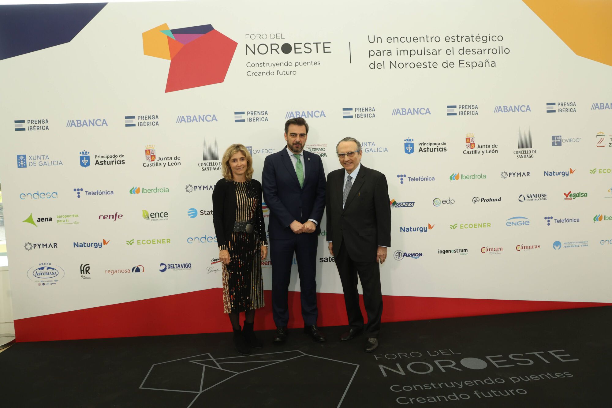 Por la izquierda, Ainhoa Moll, directora editorial de Prensa Ibérica, Diego Calvo, conselleiro de Presidencia de la Xunta de Galicia, y Javier Moll, presidente de Prensa Ibérica. 