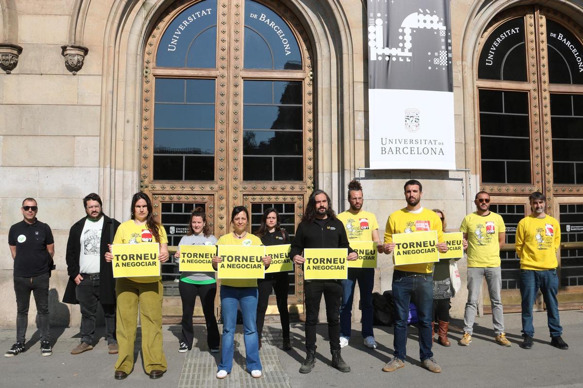 Els sindicats convocants de la vaga, aquest matí a les portes de la UB.