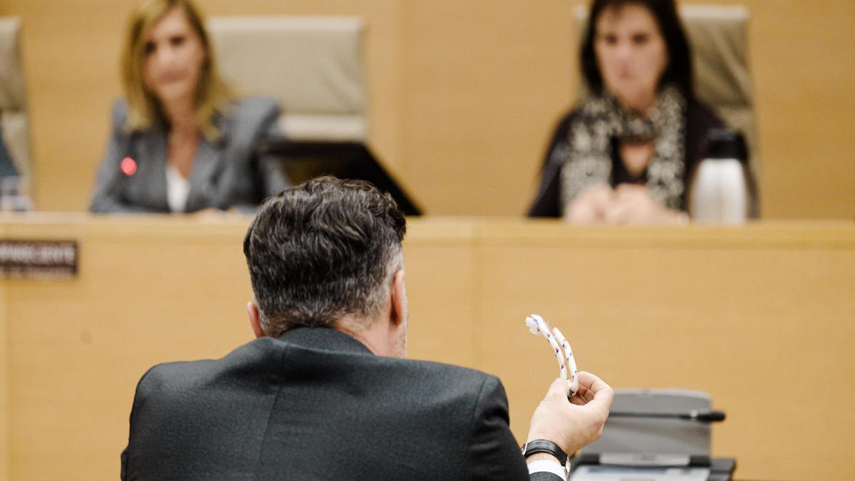 Gabriel Rufián muestra el trozo de cuerda que se usó para intentar salvar a la menor que falleció y que entregó a Salomé Pradas (al fondo a la izquierda) junto a Carmen Martínez (derecha) presidenta de la comisión de investigación del Congreso de los Diputados sobre la causa de la dana.