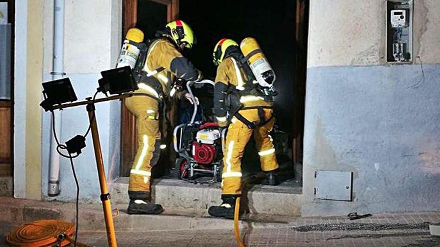 Imágenes de los bomberos entrando a la vivienda y la estancia totalmente calcinada.