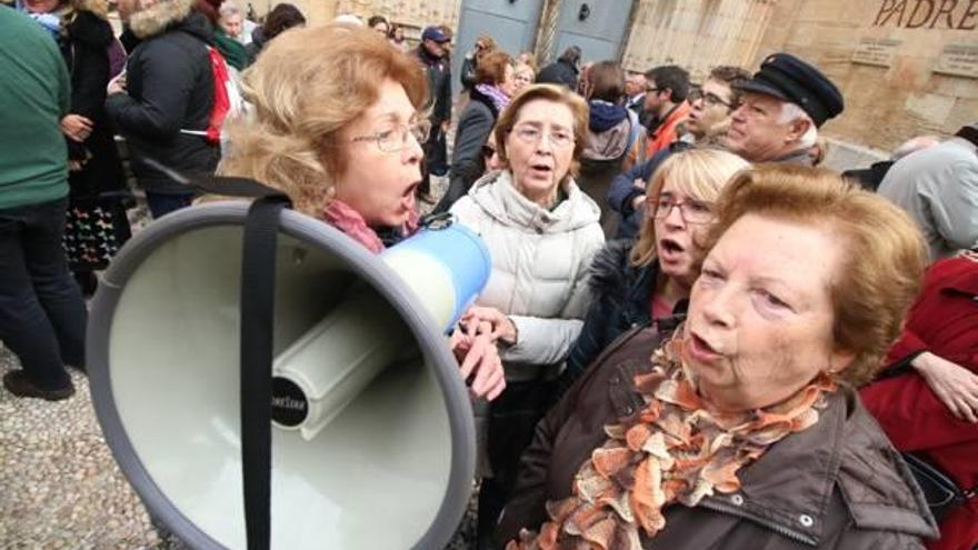 La presión vecinal para mantener la Cruz «derrota» al alcalde hasta pasar Navidad