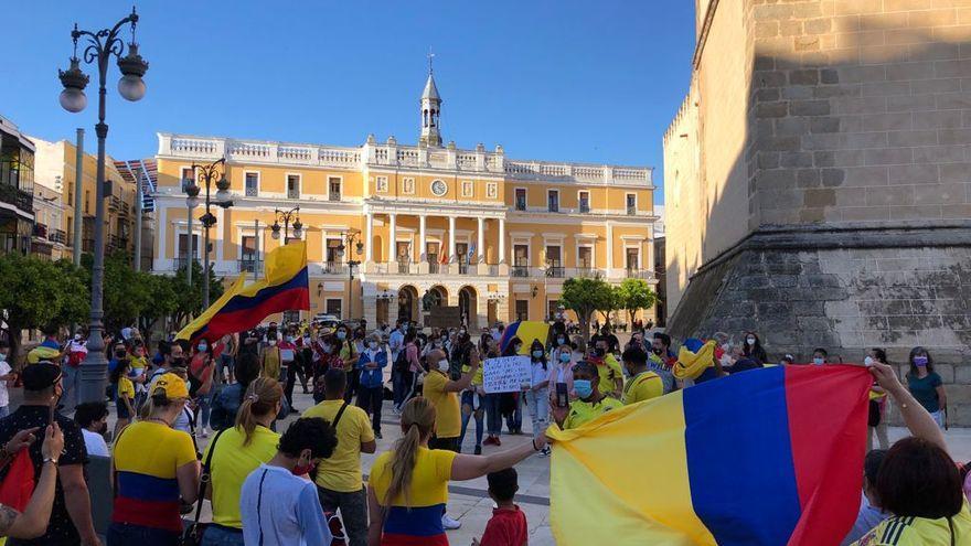 Los manifestantes portaban símbolos referentes a Colombia.