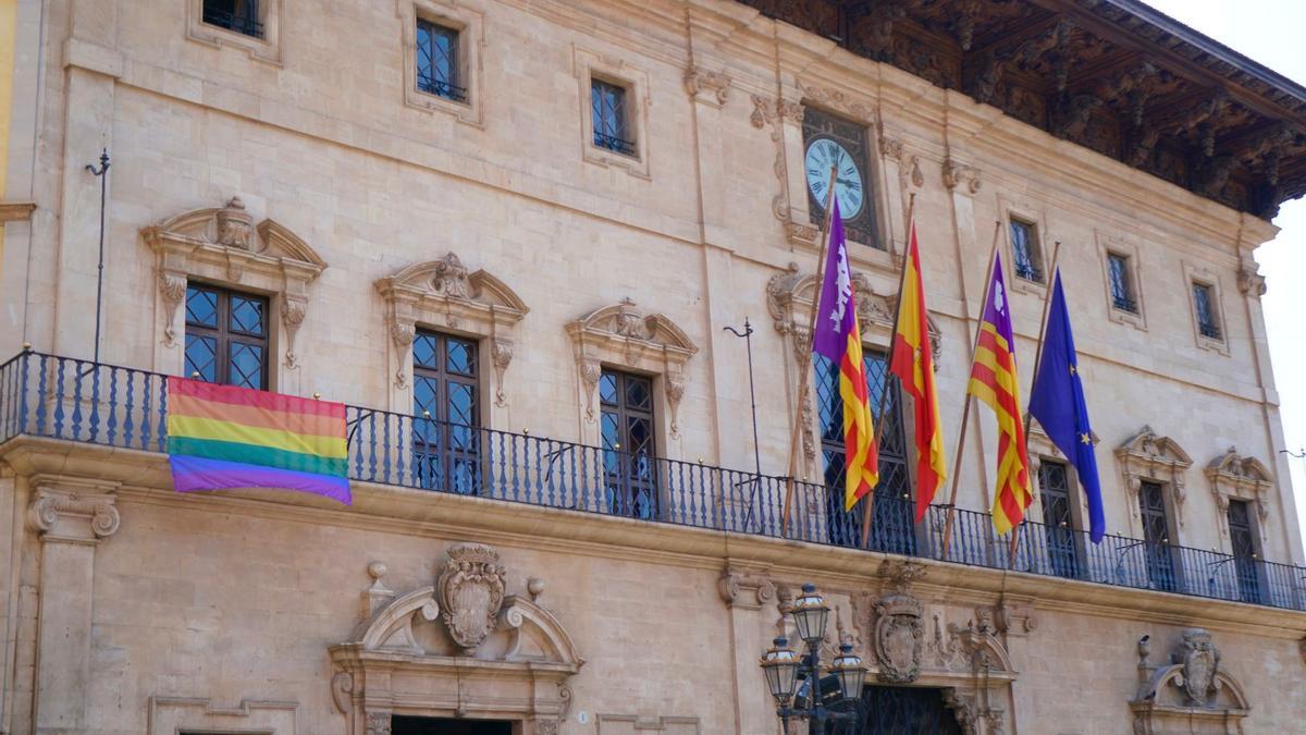 La bandera LGTBI ya luce en la fachada de Cort.