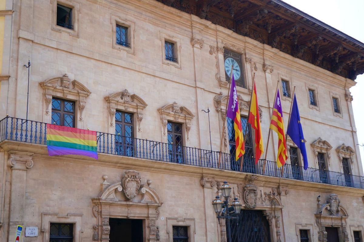 La bandera LGTBI en la fachada de Cort.