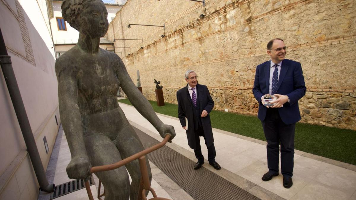 Cristóbal Belda y Pascual Martínez pasean por el patio de Las Claras.