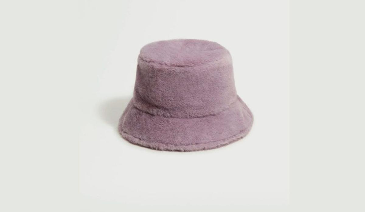 Si quieres llevar las orejas calentitas y lucir estilazo como Emily Ratajkowski, nosotras sabemos dónde encontrar su sombrero de peluche