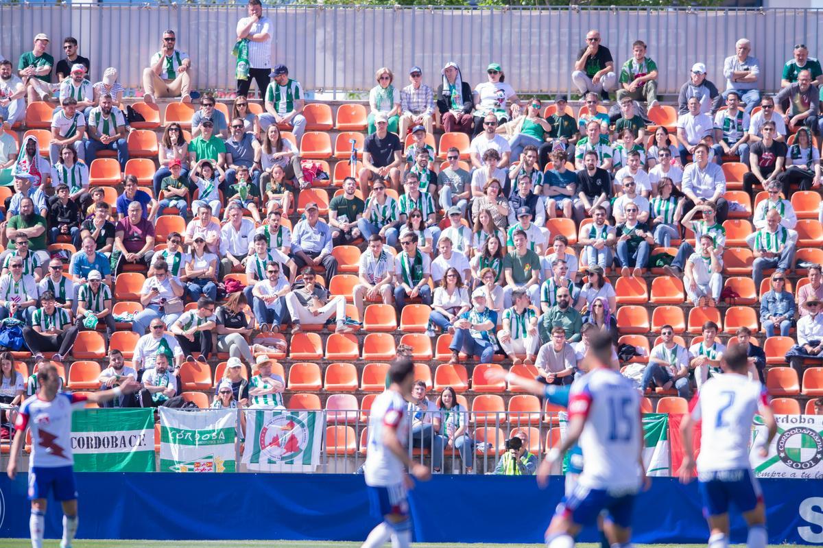 Aficionados del Córdoba CF en la grada del Cerro del Espino en el partido ante el Rayo Majadahonda.