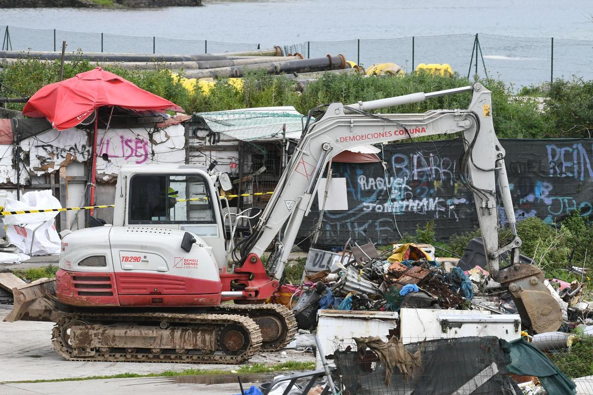 Adiós a la última chabola de A Pasaxe y a dos construcciones ocupadas de forma ilegal junto a la ría