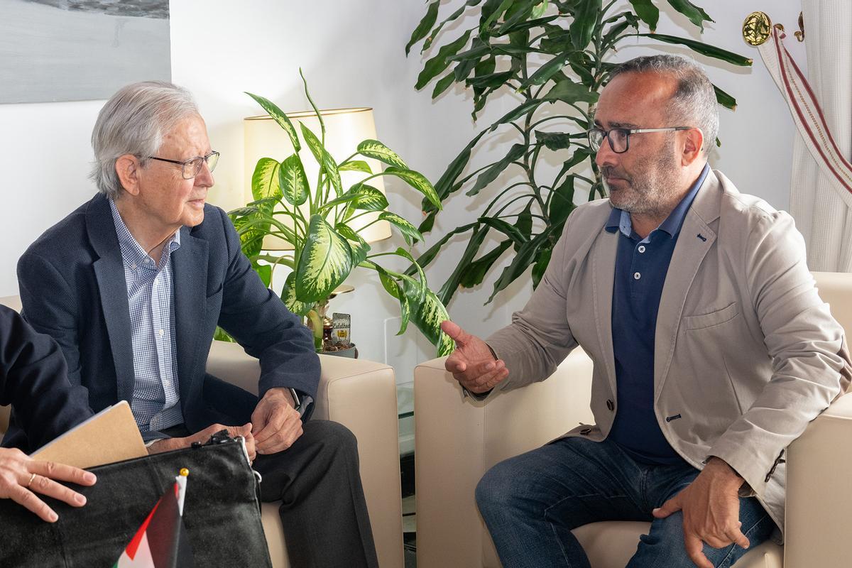 Miguel Ángel Morales, presidente de la Diputación de Cáceres junto a Victorino Mayoral, presidente de la Liga Española de la Educación y de Fundación Cives.
