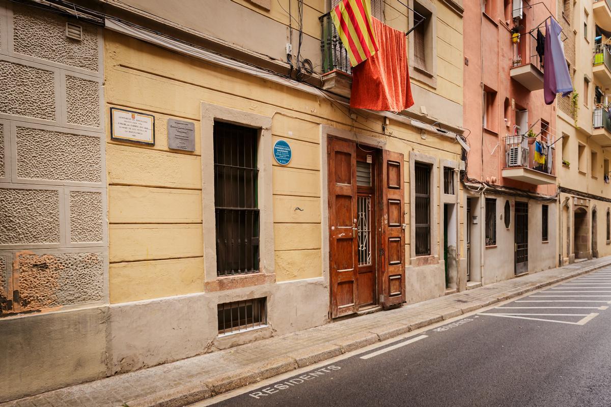 Barcelona homenatja el cantautor i poeta Bernardo Cortés amb una placa al barri de la Barceloneta